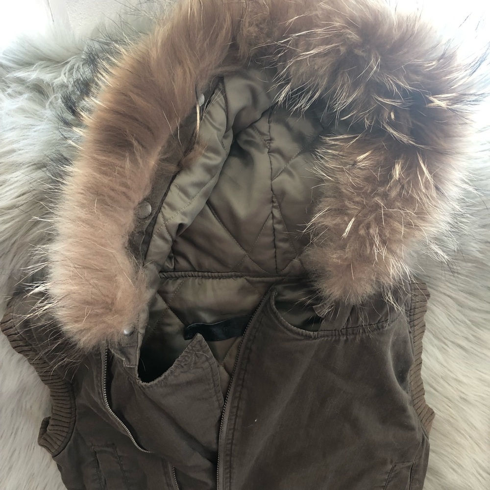 Monarchy Vest with Fur Trimmed hood - Picture 4 of 10